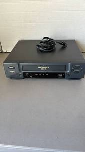 lot 1309 image: Magnavox VHS-HQ VCR Player Recorder with Remote