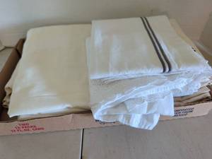 lot 1358 image: Mixed Bed Linens Lot pillow cases and more