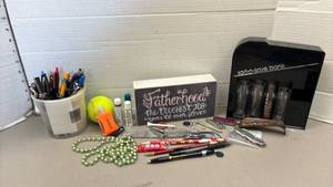 lot 1423 image: Sort-n-Save Bank and miscellaneous Accessories Lot
