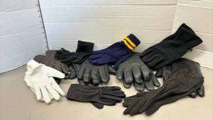 lot 1426 image: Lot of gloves in assorted styles and sizes.