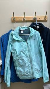 lot 1438 image: Three jackets - blue and green - size Xl, Navy- MM