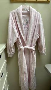 lot 1445 image: Pink chenille robe - size L