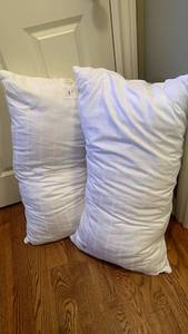 lot 1500 image: King size bed pillows