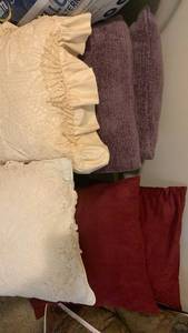 lot 1506 image: Decorative throw pillows