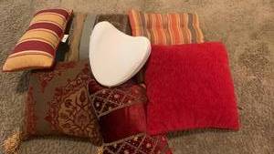 lot 1508 image: Miscellaneous throw pillows and neck pillow
