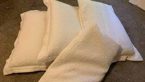 lot 1511 image: ��  Queen king bedspread with three standard pillow shams