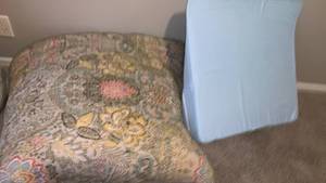 lot 1514 image: King bedspread and wedge pillow