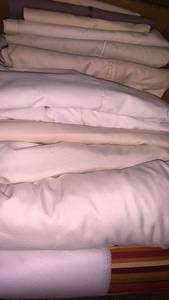 lot 1538 image: Misc sheets, bed skirt and pillow cases