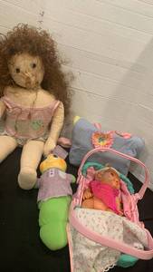 lot 1619 image: Dolls, Gloworm and more