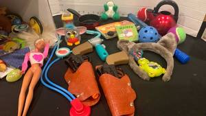 lot 1624 image: Misc small toys