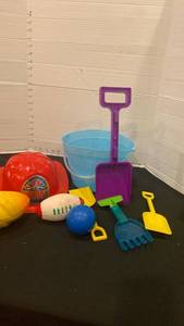 lot 1625 image: Beach Sand Toys Bucket, Shovels, Rakes and Accessories