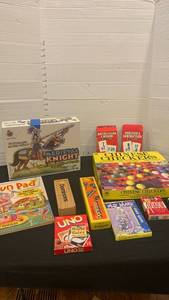 lot 1627 image: Puzzle, cards, Chinese checkers and more