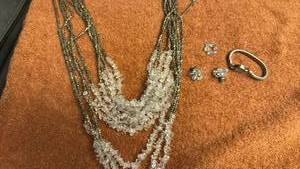 lot 1702 image: Ladies jewelry