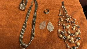lot 1703 image: Ladies jewelry