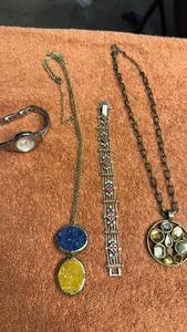 lot 1704 image: Ladies jewelry