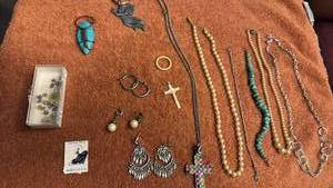 lot 1709 image: Ladies jewelry