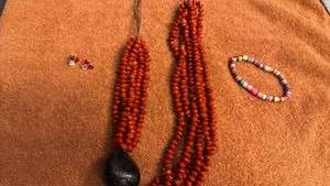 lot 1711 image: Necklace, bracelet and pair of earrings