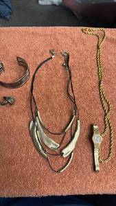 lot 1712 image: Ladies jewelry