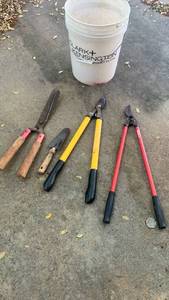 lot 3004 image: Garden tools and bucket
