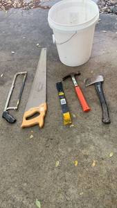 lot 3005 image: Hand tools and bucket