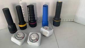 lot 3021 image: Timers and flashlights