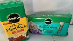 lot 3029 image: Miracle-Gro All Purpose Plant Food and Tree Shrub Fertilizer Spikes Lot