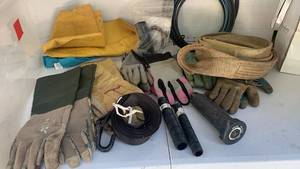 lot 3046 image: Garden accessories gloves and more