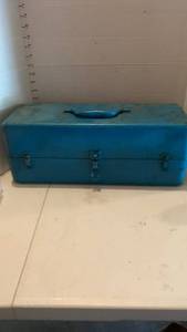 lot 3105 image: Metal tackle box with contents