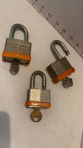 lot 3137 image: U-Haul Padlock 3-Pack with Keys