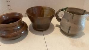 lot 3139 image: 3 pottery pieces