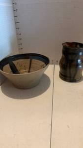 lot 3142 image: 2 pottery pieces
