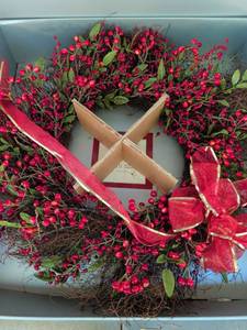 lot 3201 image: Festive Winter Harvest Coronet Baires Rouges Wreath 30 Inch Red Wreath
