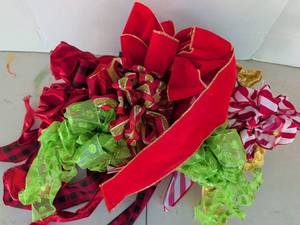 lot 3206 image: Decorative Holiday Bows