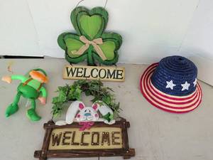 lot 3208 image: Welcome Sign with Shamrock and Bunny decor