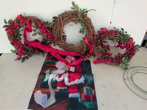 lot 3222 image: Decorative Wreath Set with Berries, Ribbons, 3 Pieces