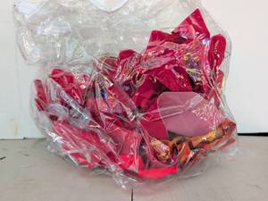 lot 3224 image: Red bows in clear bag