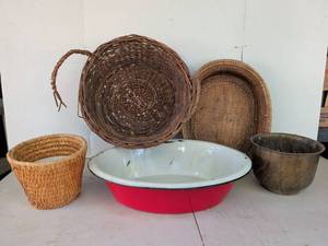 lot 3338 image: Mixed Basket and Enamel wash basin