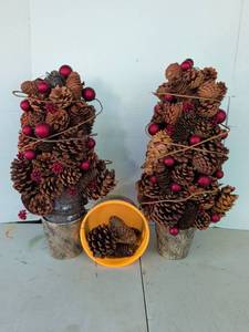 lot 3344 image: 20inch Pinecone Topiary Arrangement with Magenta Balls and Dried Florals with extra pinecones