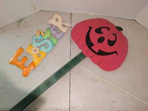 lot 3418 image: 2 Decorative yard stake Cutouts