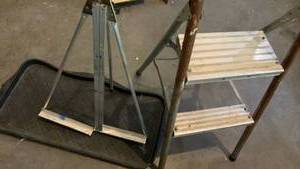 lot 3501 image: Step ladder, boot tray and easel