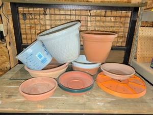 lot 3605 image: Plastic planters and drip pans