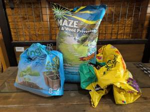 lot 3608 image: Lawn & Garden Products Lot Potting Soil, Maze & Weed Preventer