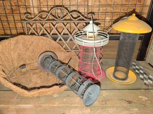 lot 3612 image: Bird Feeder Lot