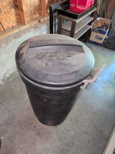 lot 3619 image: Rubbermaid Bruiser Trash Can with lid and wheels
