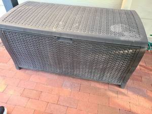 lot 4202 image: Suncast deck box, 24X50X24.
