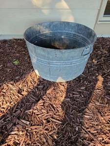 lot 4213 image: Galvanized steel tub, 11x20