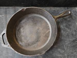 lot 508 image: Lodge #3 9SK Cast Iron Skillet Made in USA