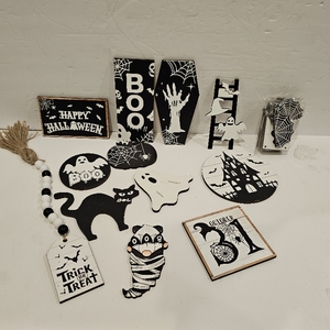 lot 553 image: Halloween Set Boo Ghost Bat Wooden Signs, Happy Halloween Signs