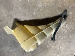 lot 109 image: 1999-2003 Ford 7.3L Coolant Reservoir Degas Canister