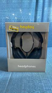 lot 8003 image: Heyday Headphones 3.5mm Aux Plug Microphone with Remote